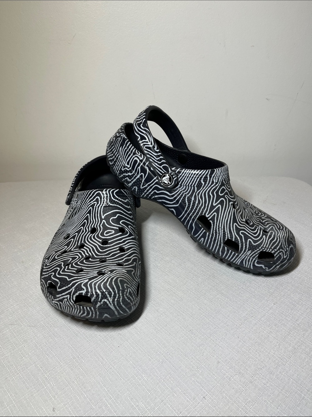 CROCS Clog Sandal 
Black & White Swirl Pattern
Size M 9 or W 11